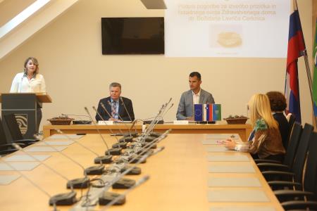 PODPIS POGODBE ZA PRIZIDEK IN FASADNI OVOJ ZD CERKNICA 04 FOTO LJUBO VUKELIČ